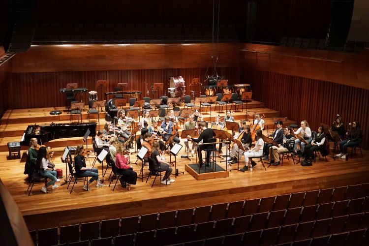 Joshua Weilerstein conducting during a Guildhall Chamber Orchestra rehearsal